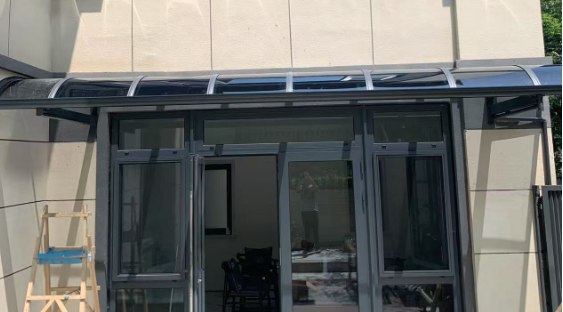 大连保利和府铝合金雨棚安装